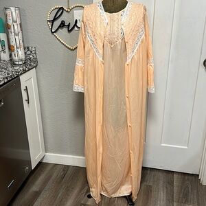 50/60’s VINTAGE PEACH NIGHTIE & ROBE SET SIZE MEDIUM